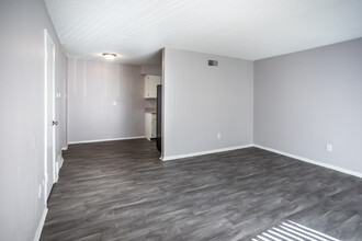 Oakridge Apartments in Memphis, TN - Building Photo - Interior Photo