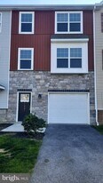 1037 Admiral's Quay Dr in Mechanicsburg, PA - Building Photo