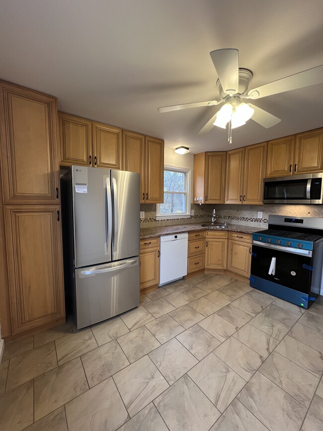 34 Colfax Ave, Unit 2nd flr in Wanaque, NJ - Foto de edificio - Building Photo
