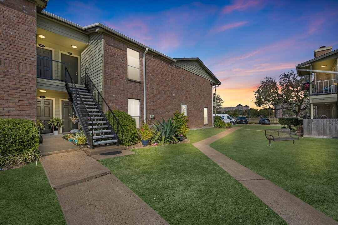 18800 Egret Bay Blvd in Houston, TX - Building Photo