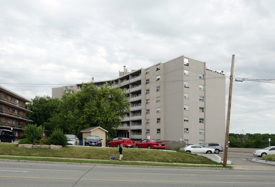 Forest Hills Apartments in Hamilton, ON - Building Photo