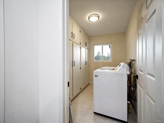 4732 Del Moreno Dr in Los Angeles, CA - Building Photo - Building Photo