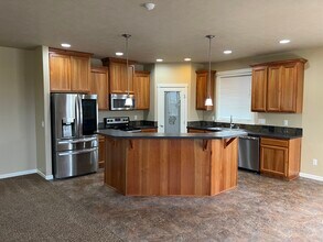 1004 Willow Ave NE in Quincy, WA - Building Photo - Building Photo