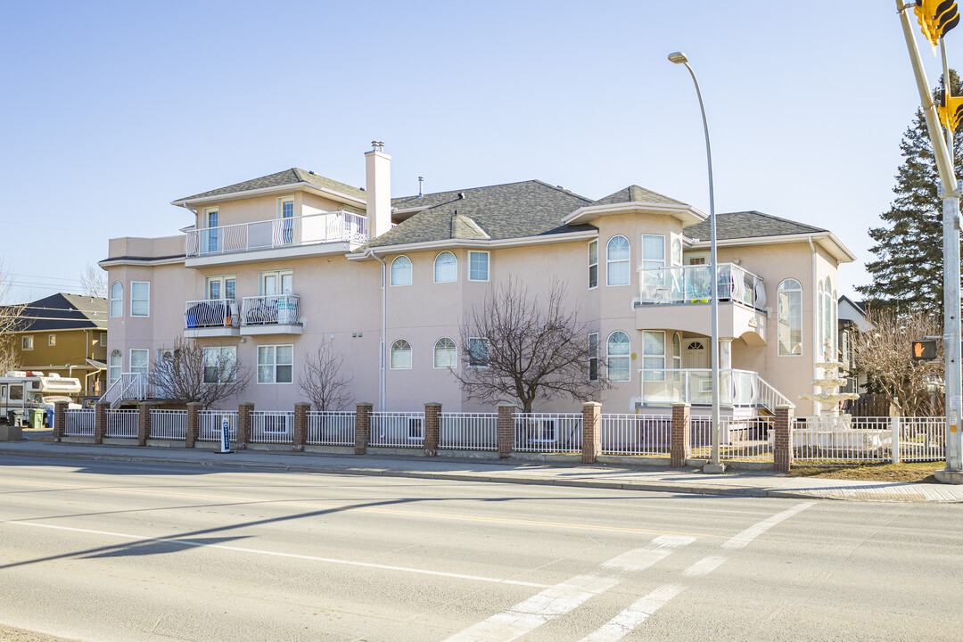 1912 Edmonton Trl NE in Calgary, AB - Building Photo