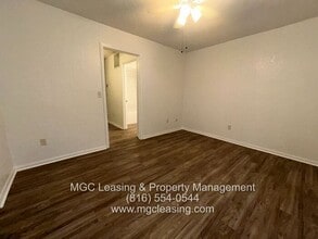 303 SE Grand Ave in Lee's Summit, MO - Building Photo - Building Photo