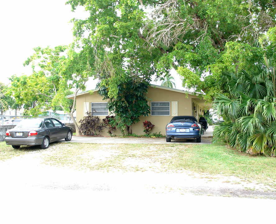 400-408 SE 9th St in Hallandale Beach, FL - Building Photo