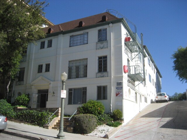 530 Glenrock Ave in Los Angeles, CA - Building Photo