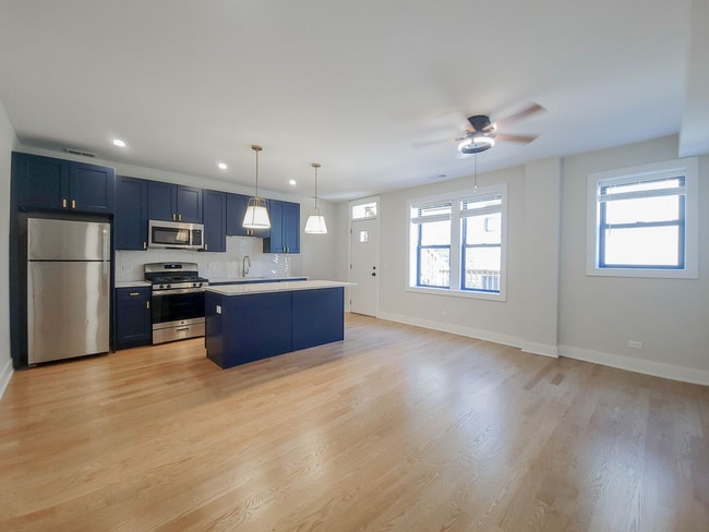 2028 W Montrose Ave, Unit 2A