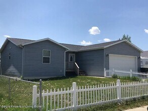 765 28th St W in Dickinson, ND - Building Photo - Building Photo