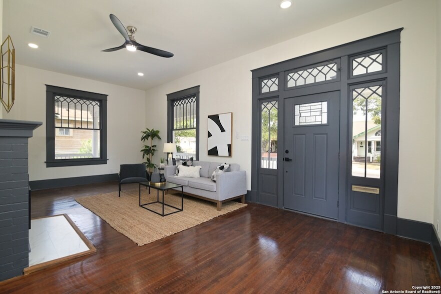 207 Loretta Pl in San Antonio, TX - Building Photo