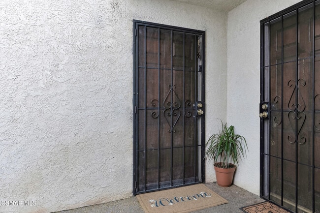 5700 Etiwanda Ave in Los Angeles, CA - Building Photo - Building Photo