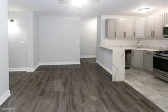 1521 W Sherwin Ave-Unit -Unit 202 in Chicago, IL - Building Photo - Building Photo