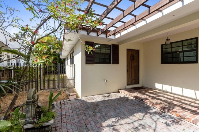 574 NE 102nd St in Miami Shores, FL - Foto de edificio - Building Photo