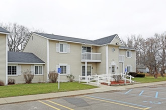 Gateway Apartments in Lapeer, MI - Foto de edificio - Building Photo