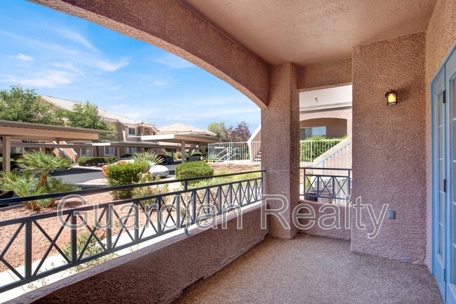 401 Pine Haven St in Las Vegas, NV - Building Photo - Building Photo