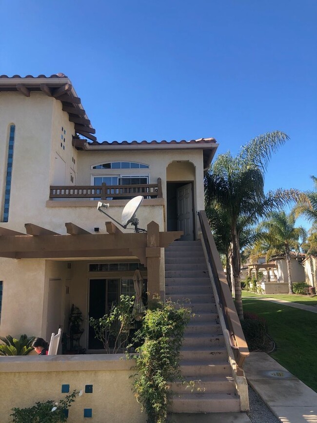 310 E McCoy Ln in Santa Maria, CA - Foto de edificio - Building Photo