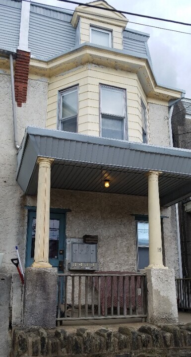 19 W Abington Ave in Philadelphia, PA - Building Photo