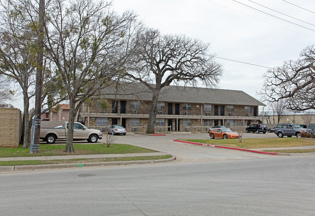 Four Oaks in Irving, TX - Building Photo - Building Photo