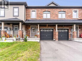 21 Deneb St in Barrie, ON - Building Photo