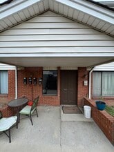 1155 Maple St, Unit 2F in Wyandotte, MI - Building Photo - Building Photo