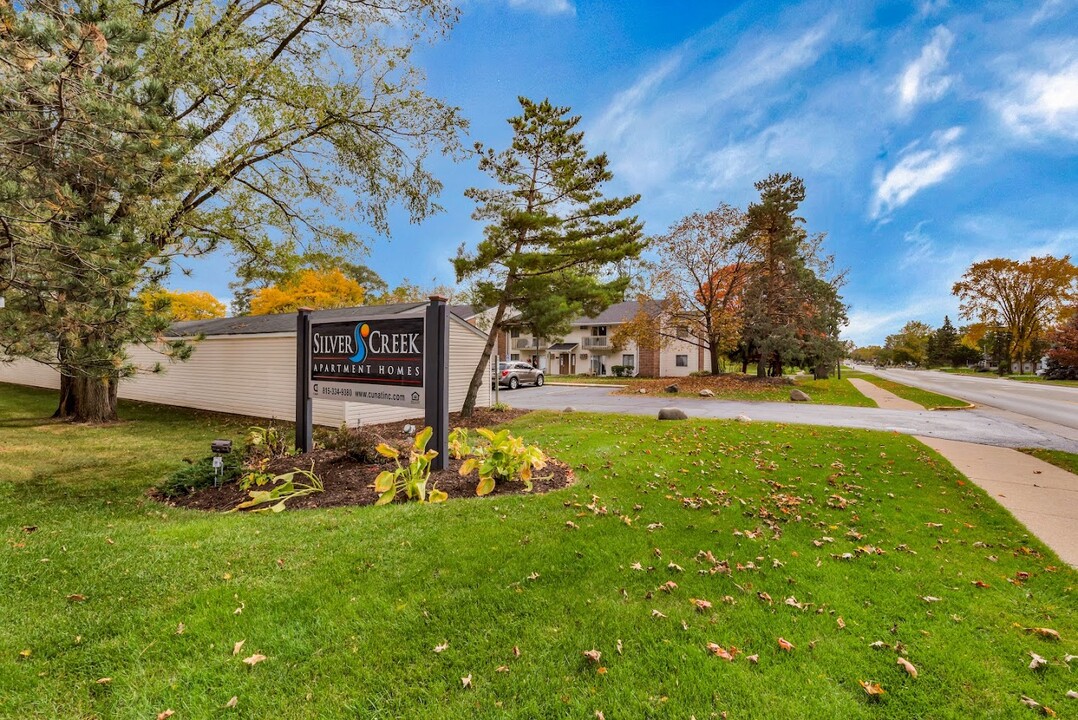 Silver Creek Apartments in Woodstock, IL - Foto de edificio