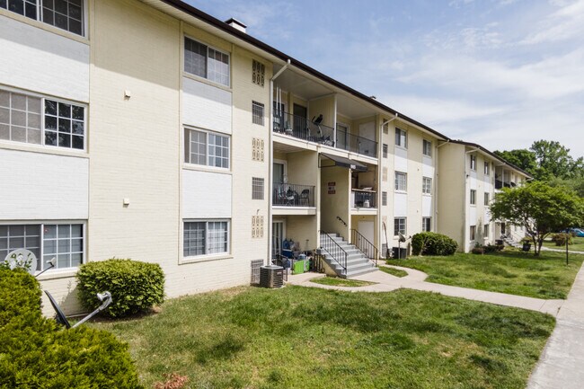 Portfolio of 8 Residential Condos in Oxon Hill, MD - Foto de edificio - Building Photo