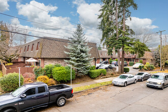 8833 N Syracuse St in Portland, OR - Building Photo - Building Photo