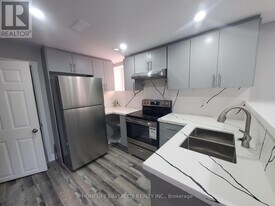 44 Wildberry Crescent in Brampton, ON - Building Photo