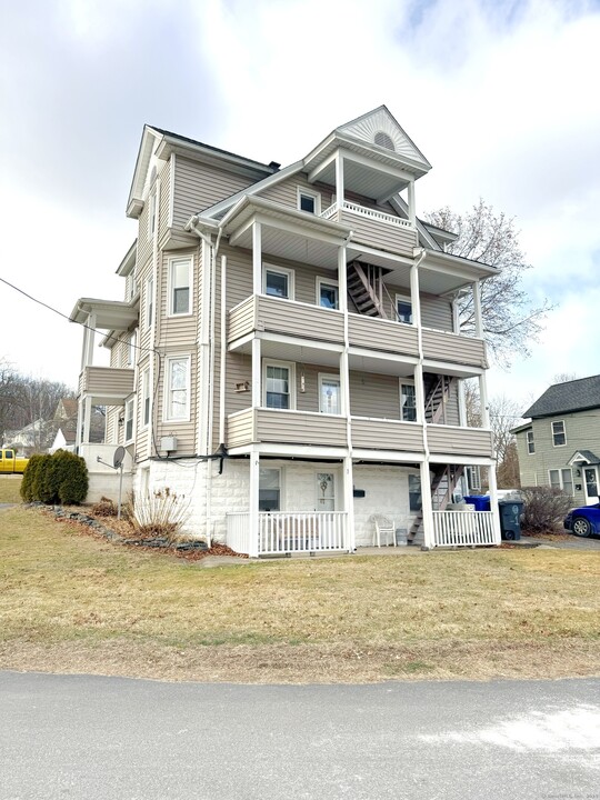 38 Maple St in Torrington, CT - Building Photo