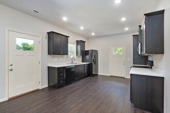 509 E Madison St, Unit B in Springfield, MO - Foto de edificio - Building Photo