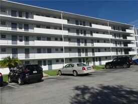 950 Hillcrest Dr, Unit 302 in Hollywood, FL - Building Photo