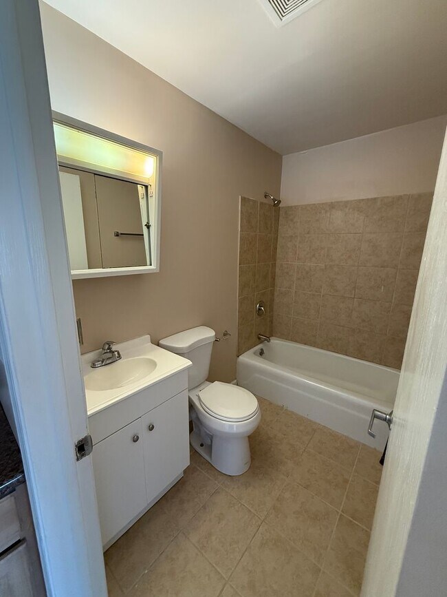 240 Tedmark Ct in Kankakee, IL - Building Photo - Building Photo