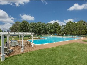 Sherwood at Southern Towers in Alexandria, VA - Foto de edificio - Building Photo