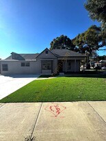 696 E 9th St in Upland, CA - Building Photo