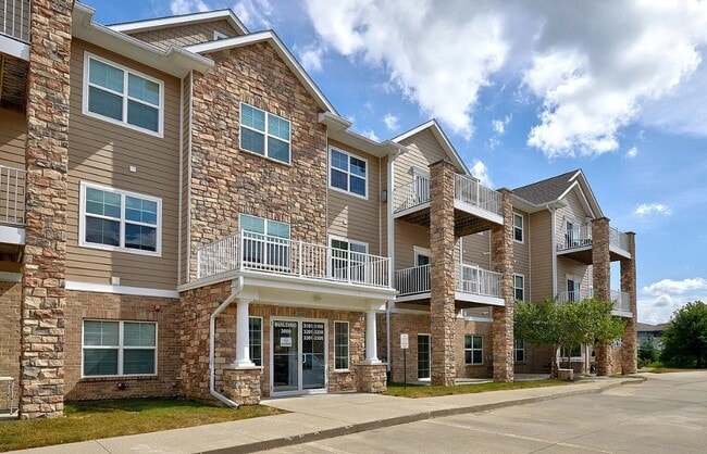 8350 Ep True Pky, Unit Brookview Condos in West Des Moines, IA - Foto de edificio - Building Photo