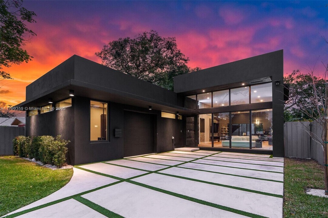 400 NW 49th St in Miami, FL - Building Photo