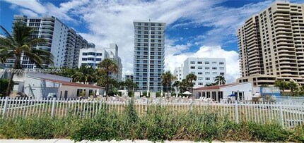 2457 Collins Ave, Unit 903 in Miami Beach, FL - Building Photo - Building Photo