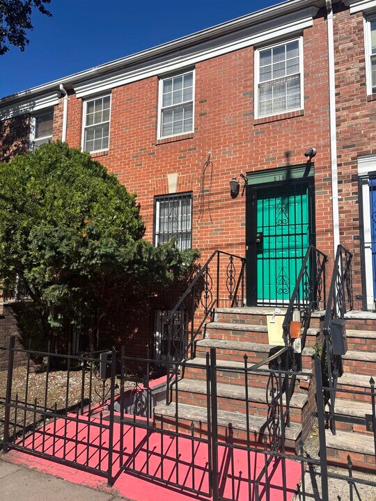 216 Christopher Columbus Dr in Jersey City, NJ - Building Photo