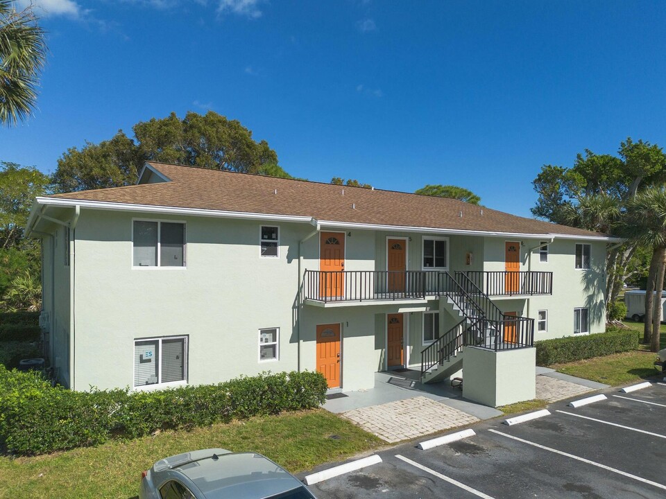 983 NW Spruce Ridge Dr in Stuart, FL - Foto de edificio