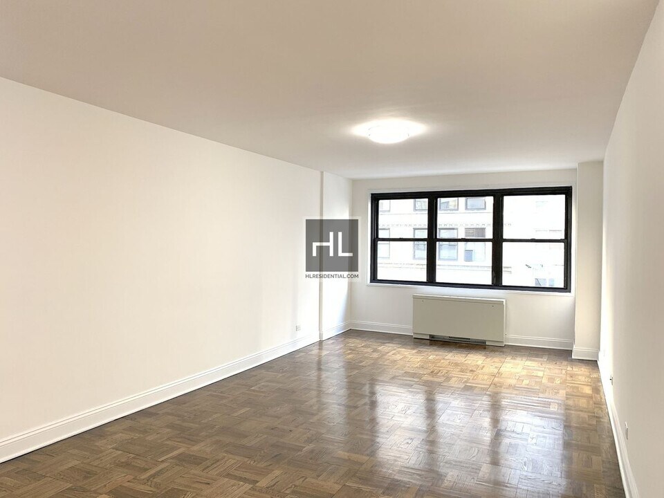 5 AVENUE in New York, NY - Building Photo