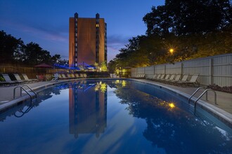 Hill House at Chestnut Hill in Philadelphia, PA - Foto de edificio - Building Photo