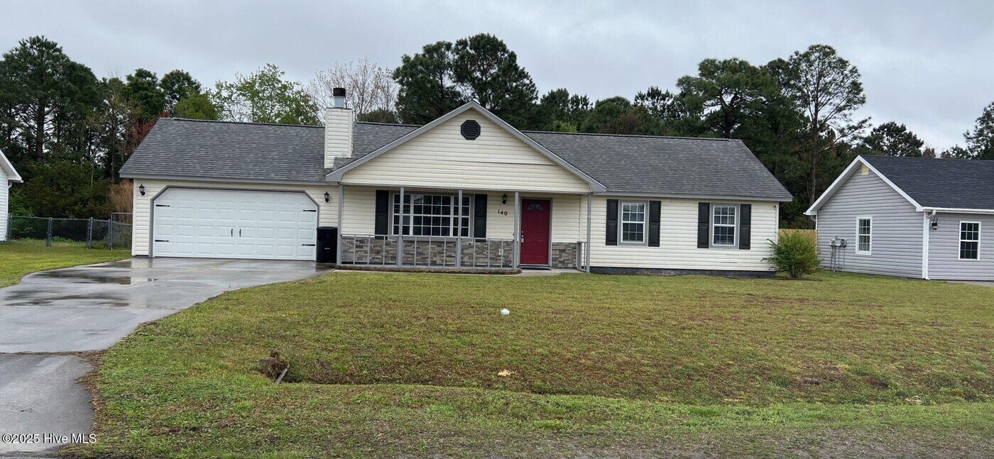 140 Parnell Rd in Hubert, NC - Building Photo