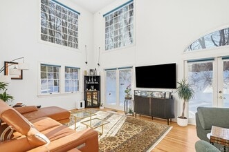 14 Wyndham Close in White Plains, NY - Building Photo - Building Photo