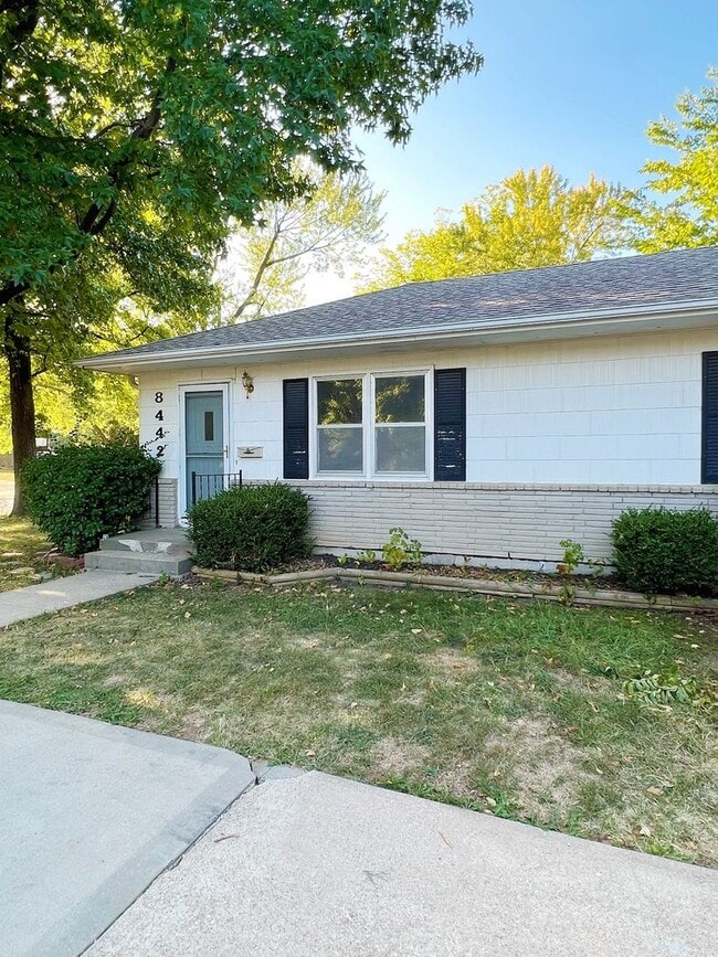 8442 Grandview Ln in Overland Park, KS - Building Photo - Building Photo