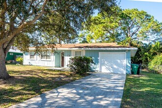 772 NW Virginia St in Port St. Lucie, FL - Foto de edificio - Building Photo