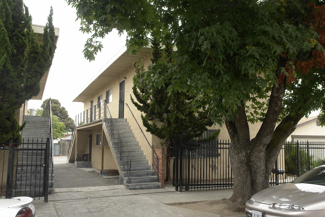 3057 Blossom St in Oakland, CA - Building Photo