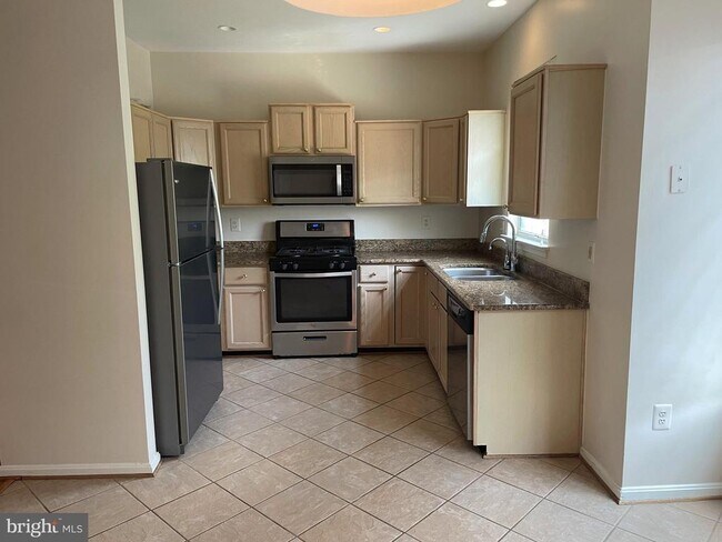 2463 Clover Field Cir in Herndon, VA - Building Photo - Building Photo