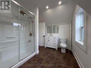 98 Wellington St E in Aurora, ON - Building Photo - Building Photo