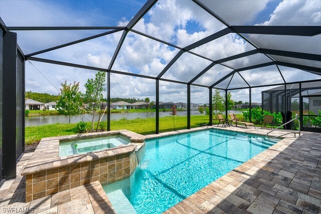 16551 Crescent Beach Way in Bonita Springs, FL - Foto de edificio