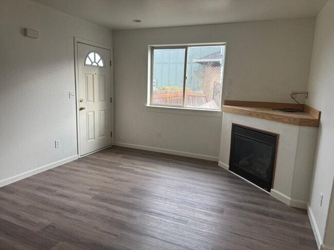 2430-2438 E Whiteaker Ave in Cottage Grove, OR - Building Photo - Building Photo